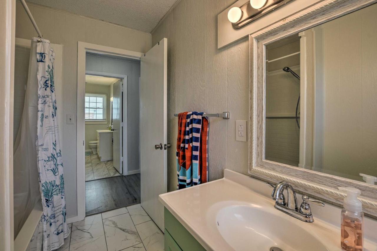 Oak Island Beach Abode With Deck Walk To Shore! מראה חיצוני תמונה