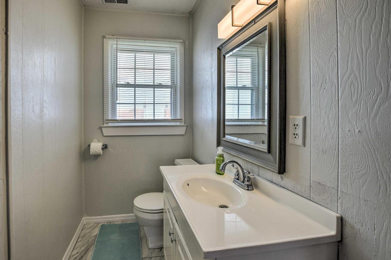 Oak Island Beach Abode With Deck Walk To Shore! מראה חיצוני תמונה