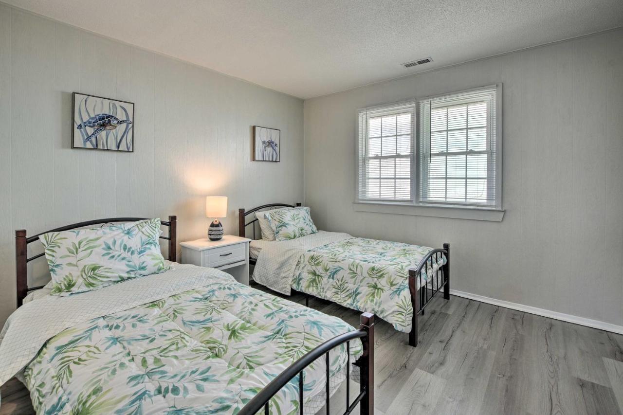 Oak Island Beach Abode With Deck Walk To Shore! מראה חיצוני תמונה