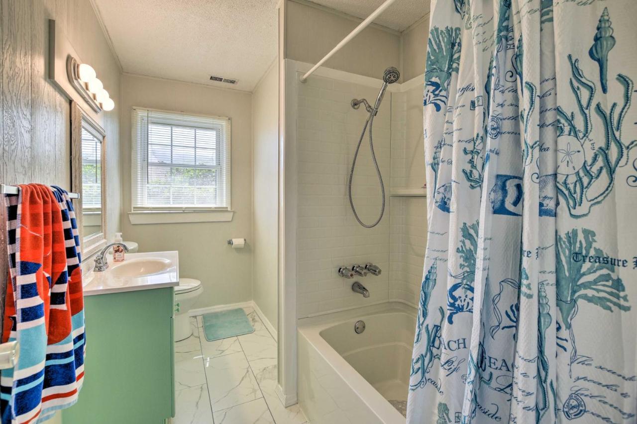 Oak Island Beach Abode With Deck Walk To Shore! מראה חיצוני תמונה