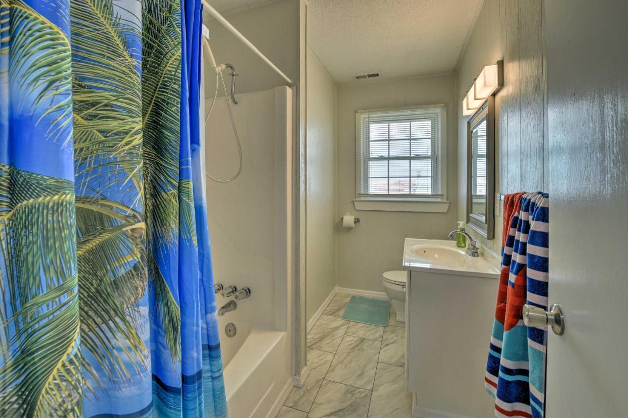 Oak Island Beach Abode With Deck Walk To Shore! מראה חיצוני תמונה
