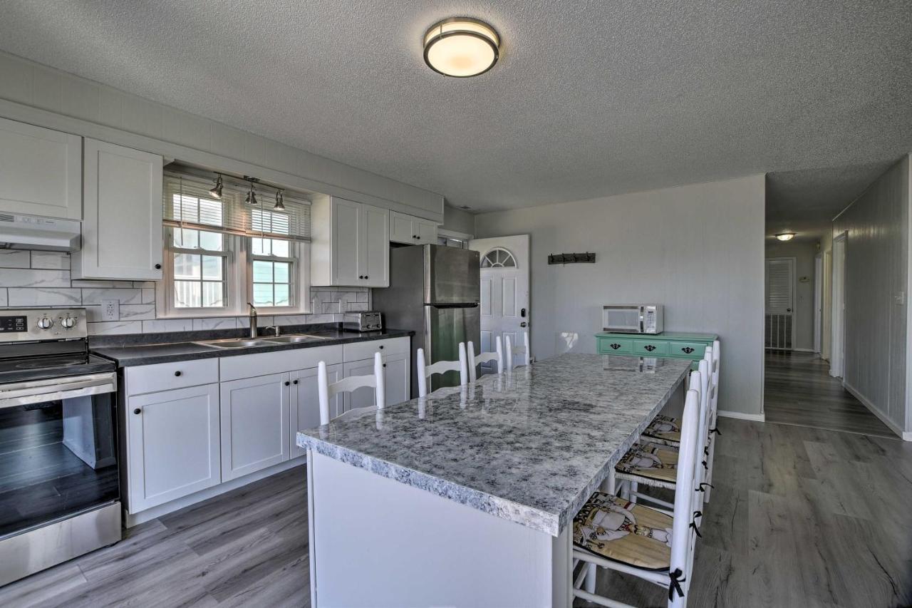 Oak Island Beach Abode With Deck Walk To Shore! מראה חיצוני תמונה